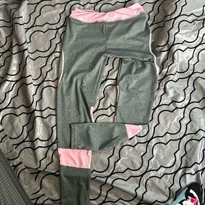 Workout pants with gathered buttocks